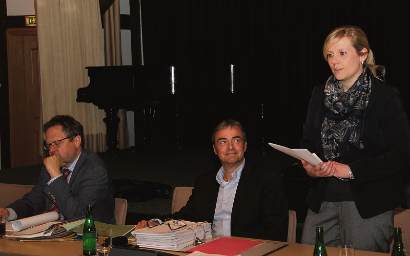 Kämmerin Nina Pieczonka, hier zusammen mit Verwaltungsvertreter Martin Geisel und Samtgemeindebürgermeister Björn Gehrs (von rechts), erhielt für die Zusammenstellung des Haushalts 2016 quer durch alle Fraktionen großes Lob - obwohl die Zahlen selbst allen zu denken gaben.
