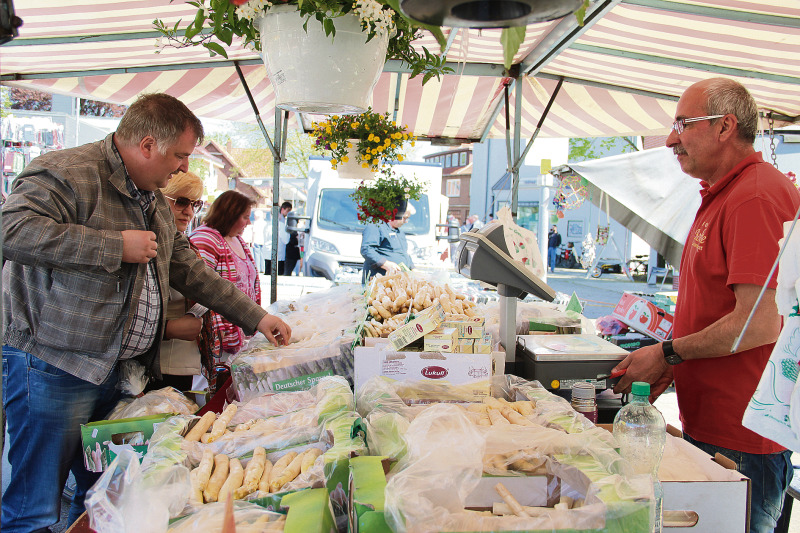 Der Spargelmarkt in Rethem hat seinen Namen selbstverständlich von dem Gemüse, das dort alljährlich zur Hochzeit der Asparagusernte verkauft wird - auch wenn am Sonntag zahlreiche Besucher vor allem eines haben wollten: Eis.