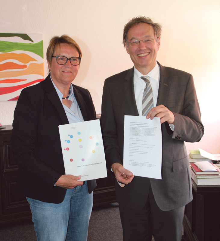 Hoffen auf eine rege Beteiligung: Walsrodes Bürgermeisterin Helma Spöring und Landrat Manfred Ostermann haben am Montag offiziell die Elternbefragung rund um eine IGS gestartet.