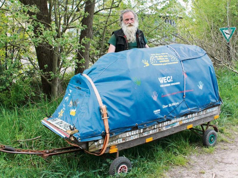 Von Kilometerfresser bis Forrest Gump: Die Spitznamen von Rainer Hoffmann sind vielfältig. Seit 2002 ist er mit seinem 160 Kilogramm schweren Bollerwagen in Europa unterwegs und fordert härtere Strafen für Kinderschänder.