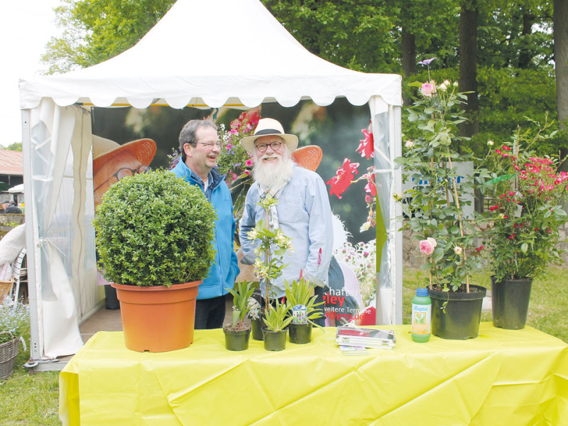 Veranstalter Jan Siemsglüss und Gartenbotschafter John Langley (von links) freuen sich auf viele Besucher bei warmen Temperaturen.