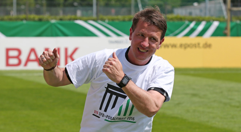 Sympathieträger: Der neue 96-Trainer Daniel Stendel – hier als Coach der U19 der Hannoveraner beim DFB-Junioren-Pokalsieg in Berlin in der vergangen Woche – freut sich schon auf das Spiel in Walsrode. Es ist der zweite der „Roten“ in der Lönsstadt. Foto: Hannover 96