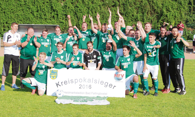 Sportlicher Glanz zum Saisonabschluss: Die Herren des SV Hodenhagen feiern den Sieg im DFB-Vereinspokal. Foto: rie