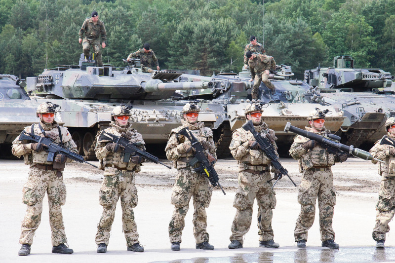 Gefechtsvorführung „Heidesturm“: Die Bundeswehr präsentiert Panzer, Lkw, Spezialfahrzeuge, Handwaffen und taktische Abläufe.
