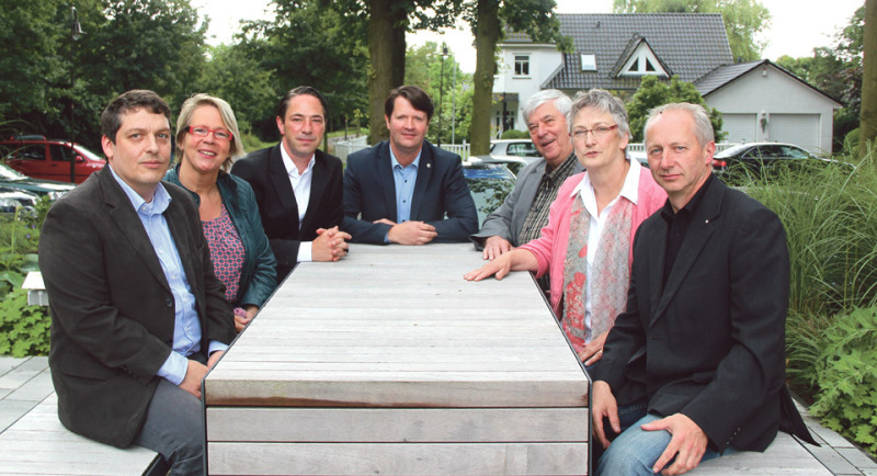 Alle für einen: Christian Rose (SPD), Almut Dettmering (CDU), Kai Schliekelmann (FWG), Udo Schönberg (UWG), Ulrike Wiechmann-Wrede (SPD) und Friedrich Börstling (CDU, von links) unterstützen die Bürgermeisterkandidatur von Carsten Niemann (Mitte). 