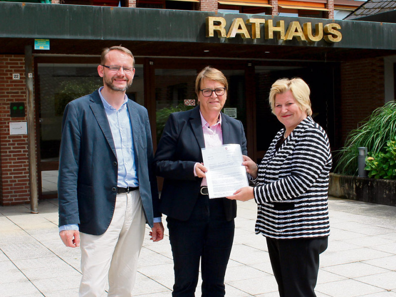 „Eintrittskarte“ für weitere Fördermittel: Sozialministerin Cornelia Rundt, Bürgermeisterin Helma Spöring und Planer Michael Süßmann freuen sich über den Zuwendungsbescheid.