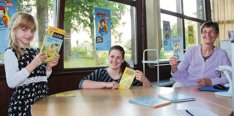 Die Walsroderin Annika Horl (7), hier zusammen mit Julia Rieger und Sabine Axt (von links) von der Stadtbücherei Walsrode, hat bereits zwei Stempel für zwei gelesene Bücher im Leseclub Junior erhalten.