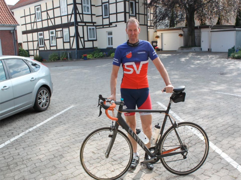 100.000 Kilometer in 77 Monaten absolvierte Thorsten Averbeck vom SV Bothmer-Norddrebber mit dem Rennrad. Auch den Weg zur WZ fuhr er mit seinem Carbon-Sportgerät. Foto: ho