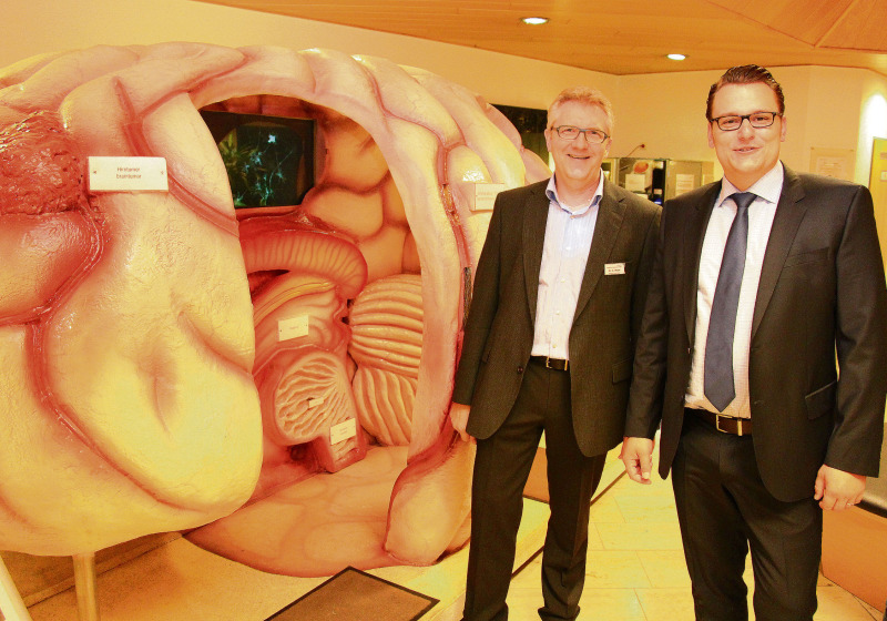 Sebastian Bergholz, neuer Kaufmännischer Direktor (rechts), und  Chefarzt Dr. Alfons Meyer an einem überdimensionalen Gehirn-Demonstrationsobjekt. 