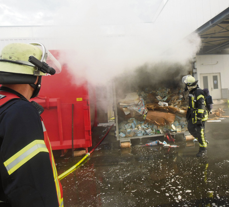 Am frühen Freitagabend brannte  beim Lebensmittelhersteller Mondelez International  im Industriegebiet von Bad Fallingbostel ein Großraumcontainer für gepresste Altkartonage (Bild: Feuerwehr).