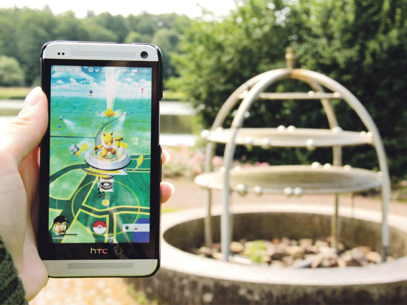 Plötzlich mehr als nur eine Skulptur oder ein Baudenkmal: Wo die Menschen am Klostersee bislang einen Brunnen sahen, blicken die „Pokémon Go“-Spieler mittlerweile auch auf eine Arena, die erobert werden kann.