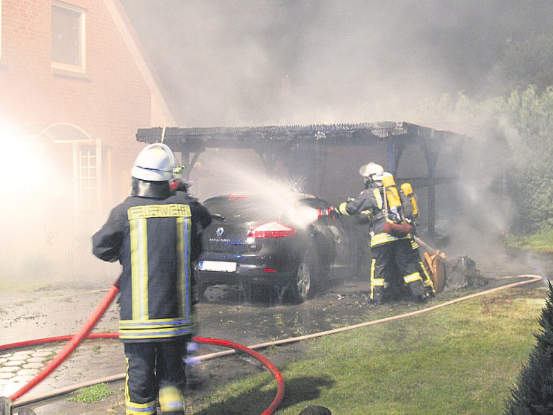 Erst nachdem sie ein Übergreifen der Flammen auf das Wohnhaus verhindert hatten, bekämpften die Brandschützer das Feuer am Carport.