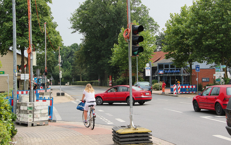 Viel Verkehr: In der Hodenhagener Ortsmitte sind sogenannte Bedarfsampeln aufgebaut worden. Die Gemeinde lässt dort zudem auf eigene Kosten fest installierte Ampeln errichten.
