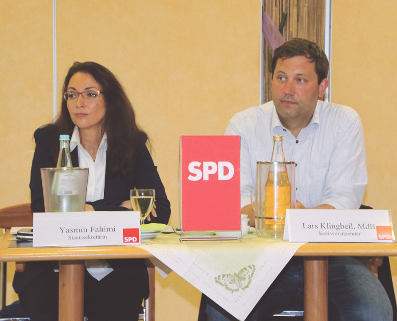 „Mahl der Arbeit“ mit den Themen Arbeits- und Sozialpolitik: Staatssekretärin Yasmin Fahimi und der SPD-Kreisvorsitzende Lars Klingbeil erklärten sozialdemokratische Politik beim „Mahl der Arbeit“ in Bomlitz.