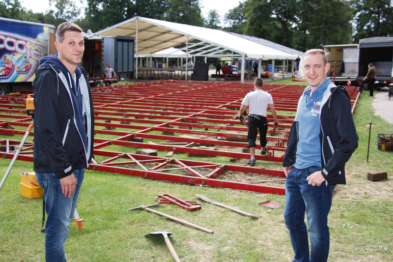 Sven Wittenberg (links) und Christian Schuh beim Aufbau des Festzeltes. 