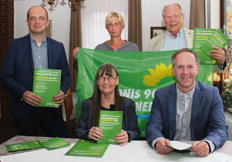 Programm vorgestellt: Die Kreis-Grünen um Holger Stolz, Ellen Gause, Dr. Hans-Peter Ludewig (hinten, von links), Monika Franke und Carsten Gevers (sitzend) sind bereit für die heiße Phase des Kommunalwahlkampfes.