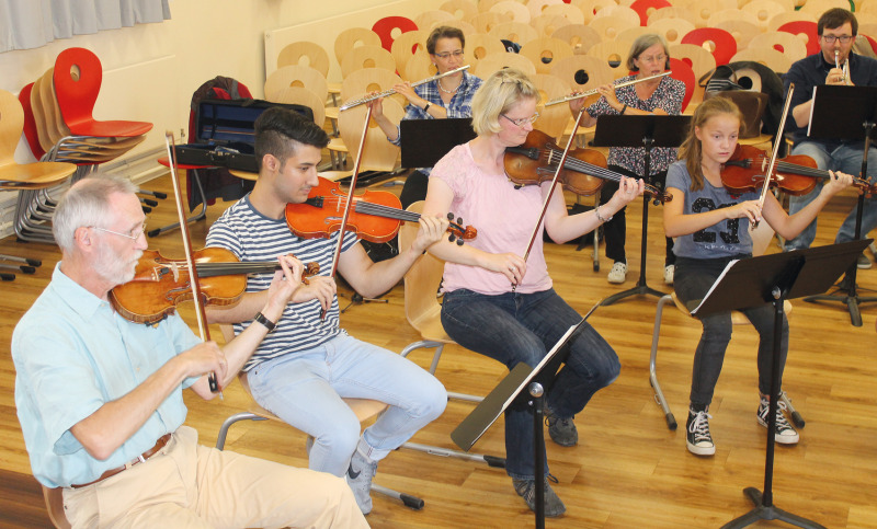 Musiker unter sich: Die Teilnehmer des Neuen Orchesters Walsrode sind bunt gemischt. 