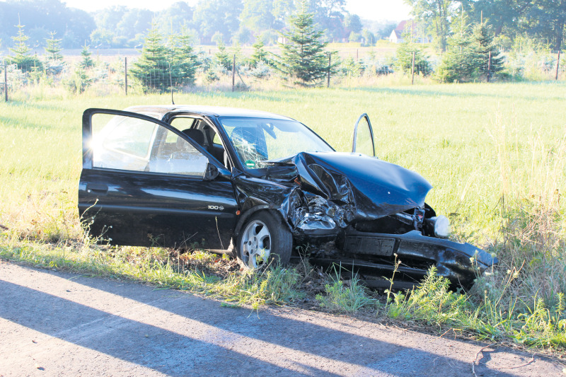 Schwerer Unfall am Donnerstagmorgen: Der Fahrer des verunglückten Wagens musste mit dem Rettungshubschrauber ins Krankenhaus gebracht werden.