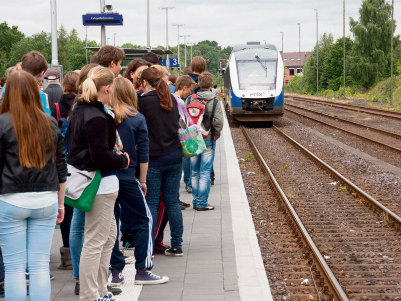 Ab Dienstag im Schul-Einsatz: Die Beamten Detlef Moors und Susanne Söhlke  wollen mit ihrem Präventionsprojekt auf Gefahren  hinweisen, unter anderem am Bahnsteig.