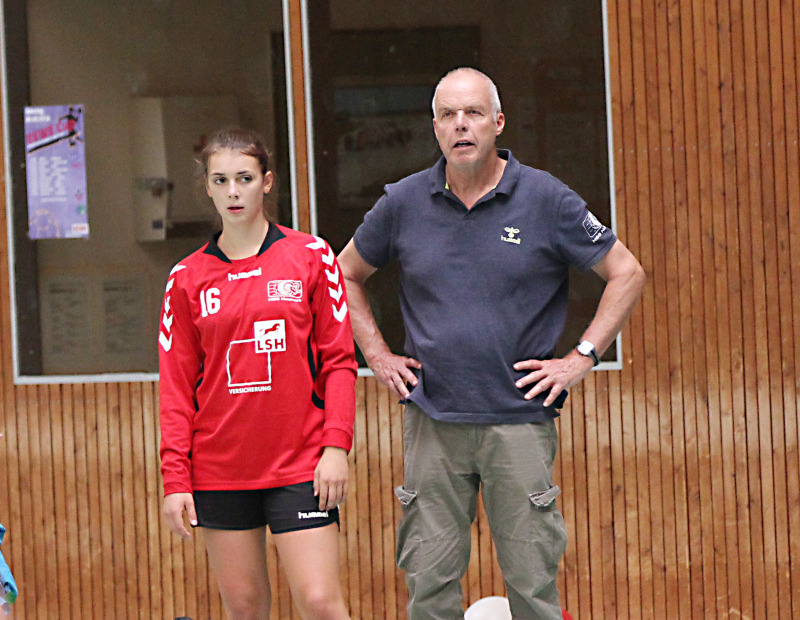 Lutz Siemsglüß (hier als Trainer der I. Damen mit Torfrau Julia Wildung) ist als Vorsitzender der HSG Heidmark bereits vor drei Wochen zurück getreten. Er sieht den Fortbestand der Handball-Spielgemeinschaft zwischen dem TSV Dorfmark und dem SVE Bad Fallingbostel als massiv gefährdet an.