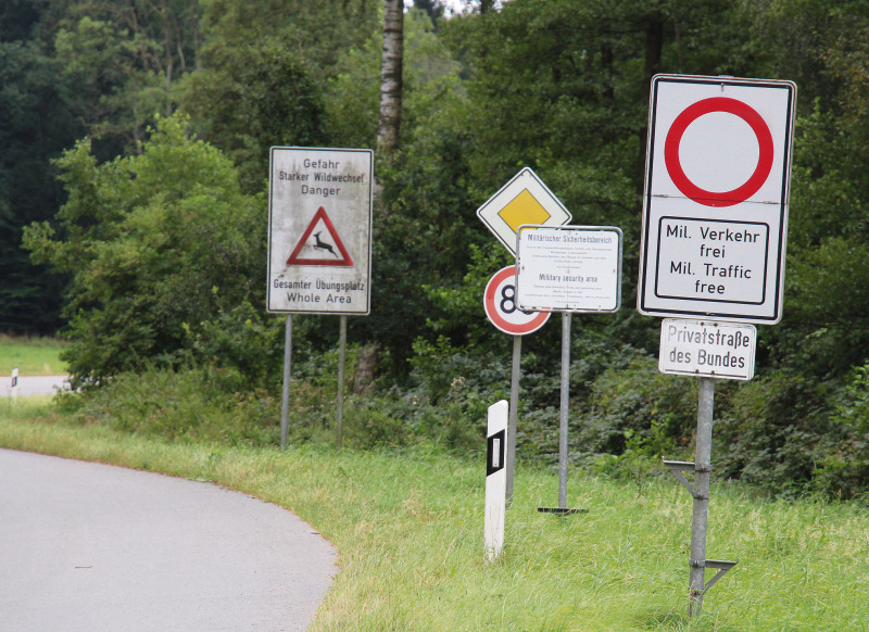 Mit ihren Unterschriften fordern Bürger aus dem Heidekreis, die Platzrandstraße (Truppenübungsplatz Bergen) ständig als Umleitungsstrecke zu öffnen, während die A7 sechsstreifig ausgebaut wird. 