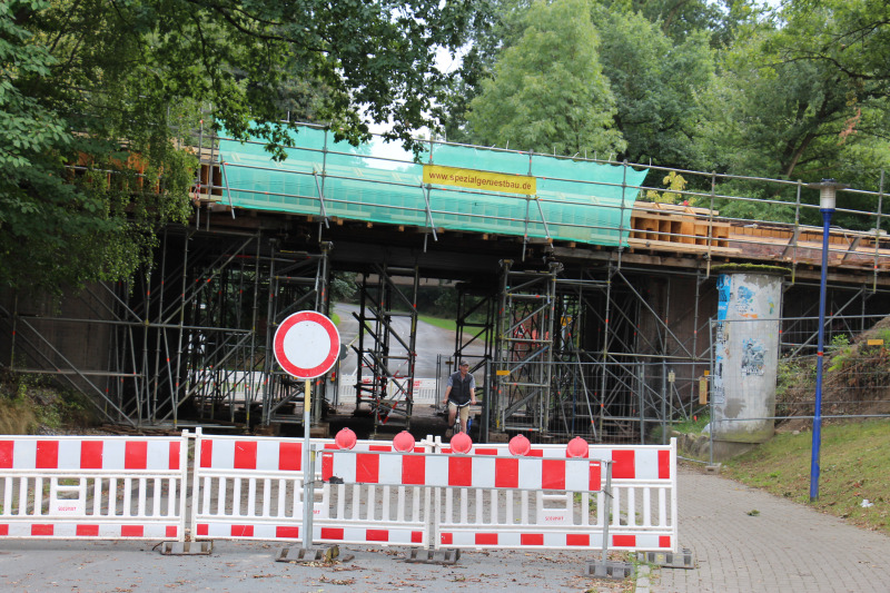 Länger gesperrt als gedacht: Die Bahnbrücke Deiler Weg. 