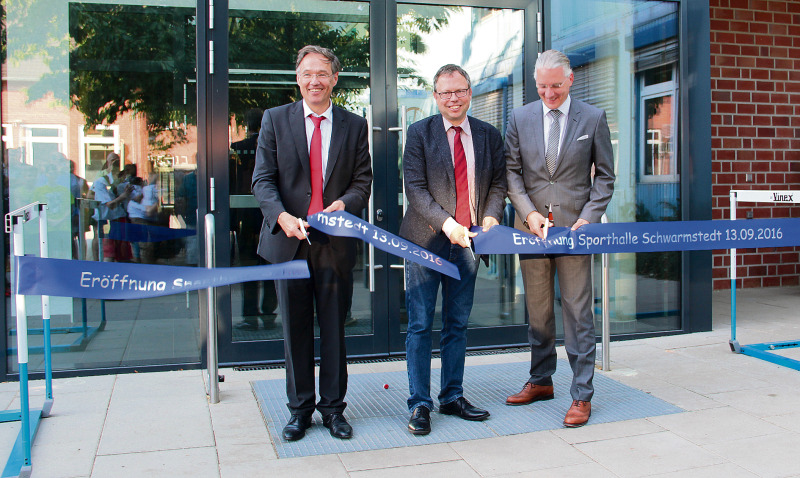 Offiziell eröffnet: Landrat Manfred Ostermann, Schwarmstedts Samtgemeindebürgermeister Björn Gehrs und KGS-Schulleiter Tjark Ommen (von links) durchschnitten das blaue Band. 