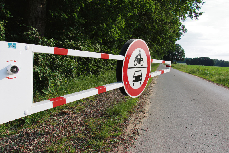 „Ständig offen“: Ein Teil der Wirtschaftswege zwischen Bad Fallingbostel, Vierde und  Dorfmark ist seit 2011 für den Durchgangsverkehr gesperrt.
