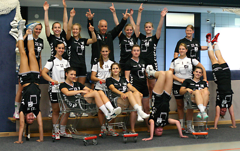 Notfalls wollen sich die Handball-Damen der HSG Heidmark in der am morgigen Sonntag mit dem Auswärtsspiel beim SV Henstedt-Ulzburg beginnenden Saison in der 3. Liga auch mal auf den Kopf stellen, um gemeinsam das Wunder „Klassenerhalt“ zu schaffen. 