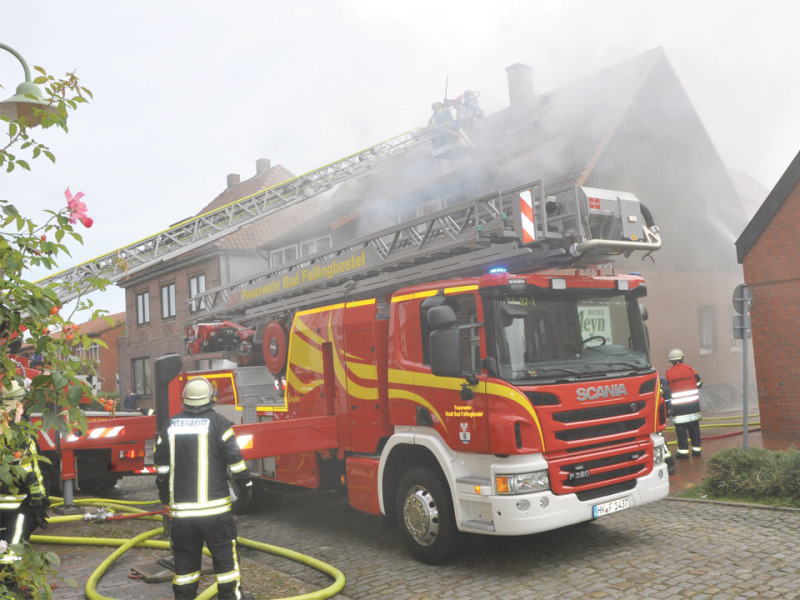 Die Feuerwehr Bad Fallingbostel bei der Brandbekämpfung an der Rosenstraße in Soltau. 