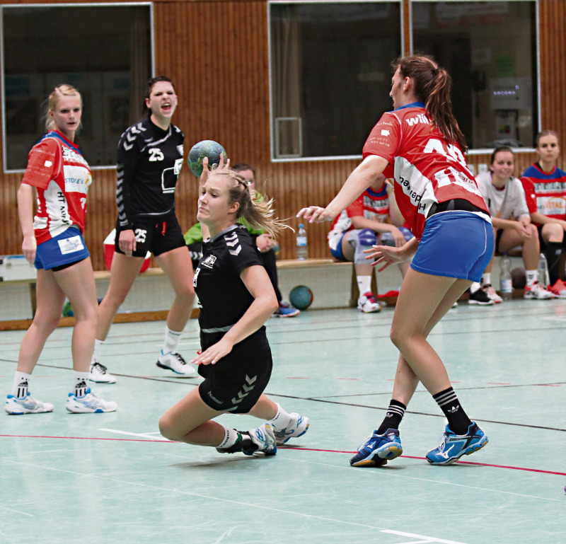 Am Sonnabend bestreiten die Heidmarker Handball-Damen (Bild: Carolin Rydzy am Ball) ihr erstes Heimspiel in der 3. Liga. Der HSV Minden-Nord ist zu Gast.