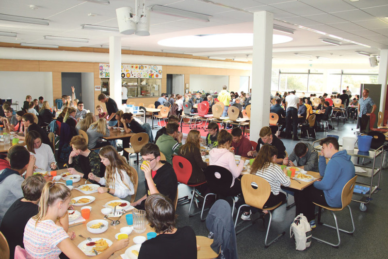 Ein „pädagogischer Mittagstisch“: Im neuen Schulgebäude der OBS Walsrode sind die Voraussetzungen für das Ganztagsangebot deutlich besser geworden. Das Essen nehmen die Schüler gemeinsam mit ihren Klassenlehrern ein.