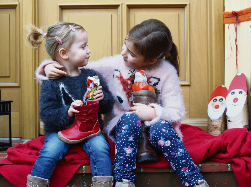  Ella und ihre große Schwester Greta freuen sich über Überraschungen vom Nikolaus. 
