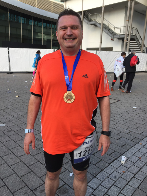 Geschafft: Stolz trägt Frank Wibbertmann seine Medaille vom Frankfurt-Marathon um den Hals. Foto: privat