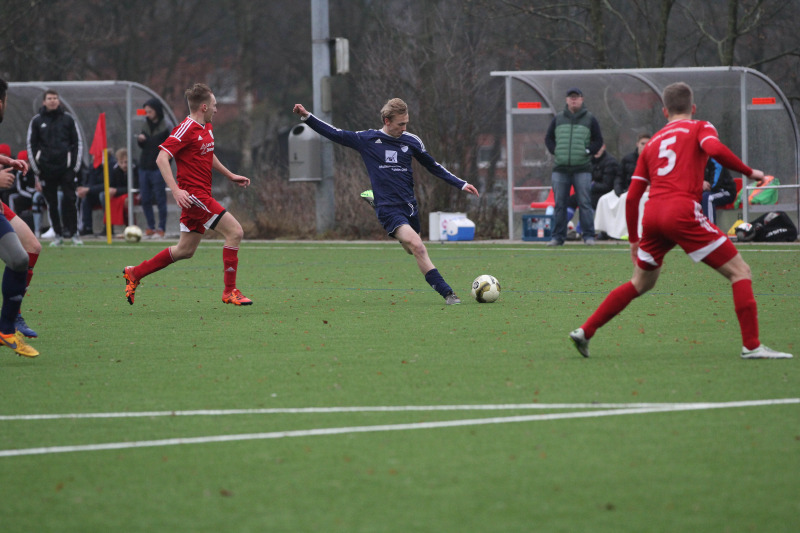 Der SV Essel (Bild: Kaspar-Ernst Bulke am Ball) tritt am Sonntag beim TSV Winsen/Luhe an und hofft darauf, dass die Partie auch stattfindet. Denn die Esseler haben erst 17 Spiele absolviert.