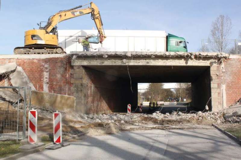 Mit schwerem Gerät rücken die Bauarbeiter der Autobahnbrücke am Hartemer Weg zuleibe. 