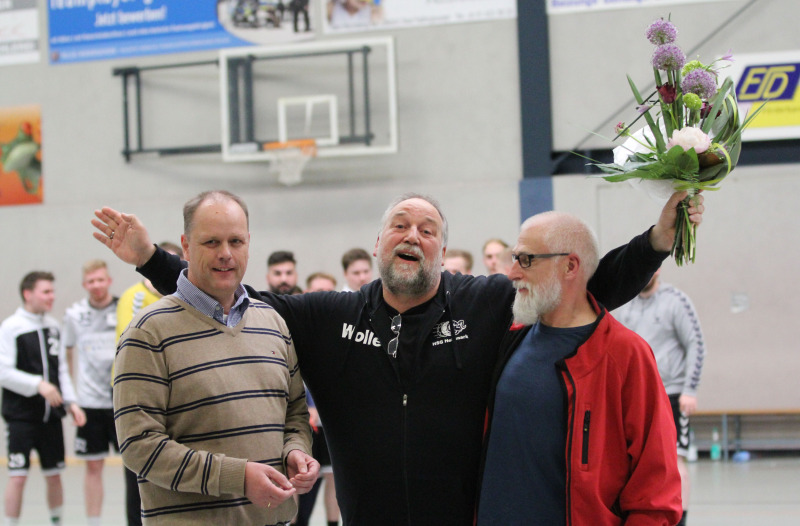 Die Spitze der HSG Heidmark mit Thomas Grittner (r.) und Thomas Engelke (l.) verabschiedete Erste-Herren-Trainer Wolfgang Ohlau (Mitte) mit einem Blumenstrauß.  
