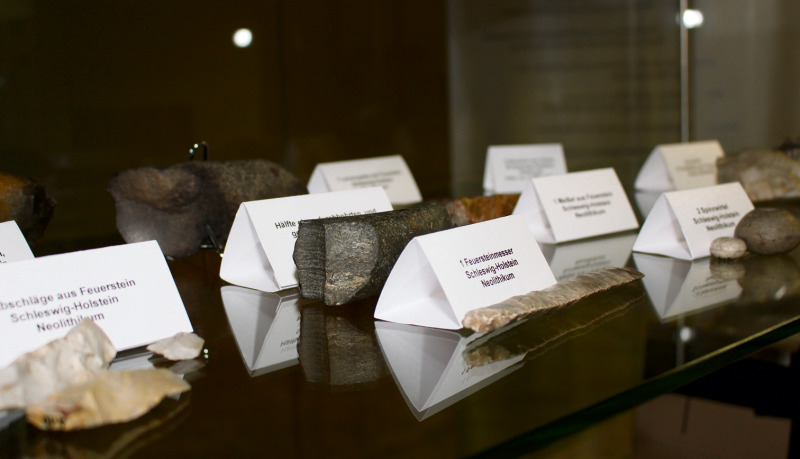 Weitere Exponate: Die Sammlung im Gewölbe des Burghofes wird um ein Steinbeil, eine Urne sowie eine Pfeil- oder Lanzenspitze ergänzt. 