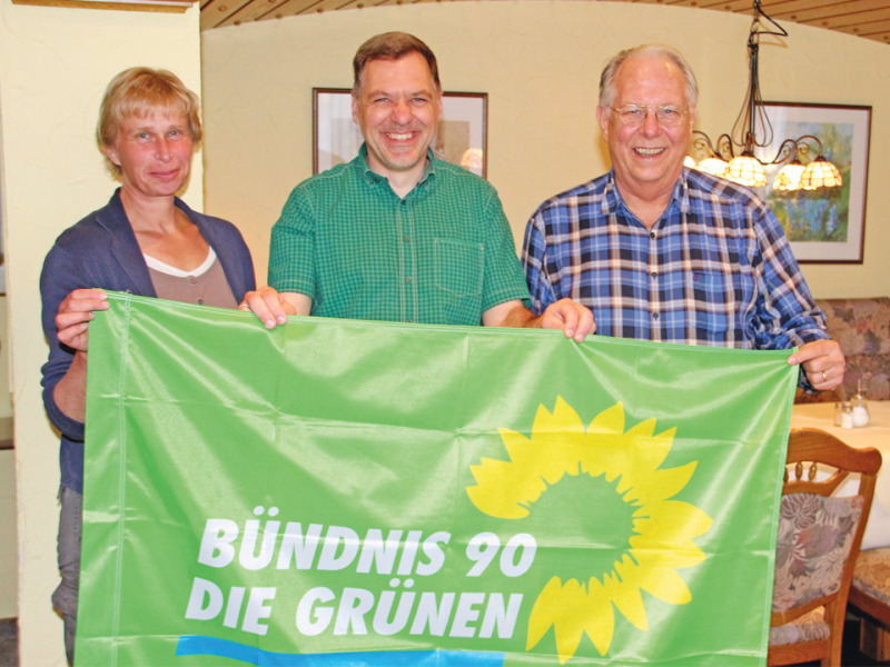 Die beiden Sprecher des Kreisverbands Heidekreis von Bündnis 90/Die Grünen, Ellen Gause und Dr. Hans-Peter Ludewig, gratulierten Markus Neuefeind (Mitte) zu seiner Wahl als Kandidat für die Landtagswahl 2018. 