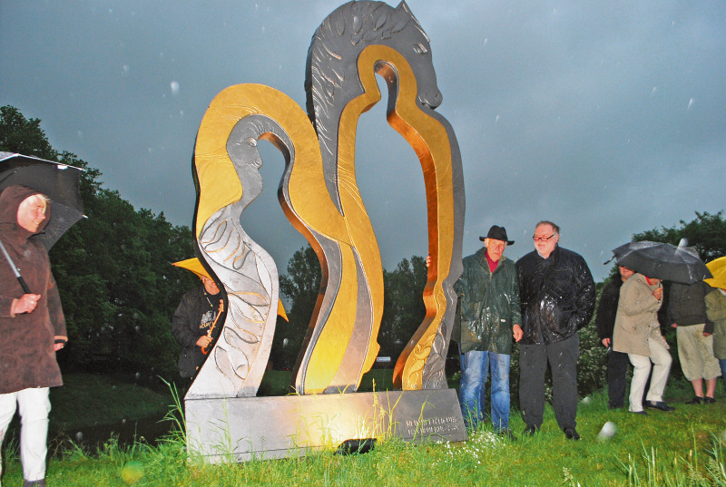 Manfred Nordmeyer freut sich mit Metallkünstler Hilko Schomerus (von rechts) über die gelungene Beleuchtung des 