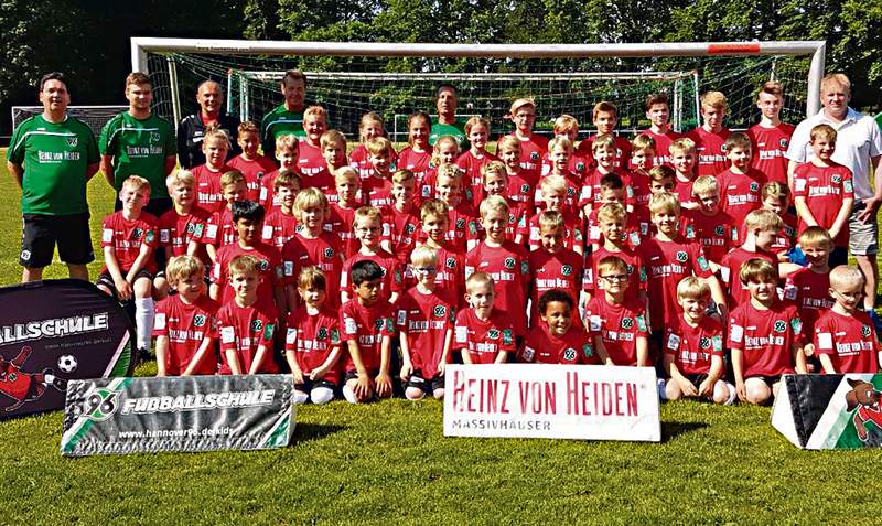 Das erfahrene Trainer-Team von Hannover 96 um Ex-Profi Dieter Schlindwein hatte zahllose Übungen für die jungen Kicker in Walsrode parat. Zudem gab es Trikots und Überraschungen. Die Kinder waren begeistert von den drei sportlichen Tagen.