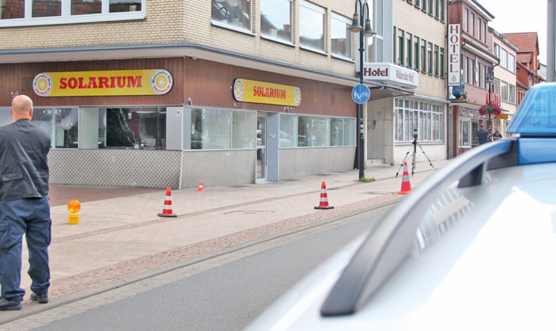 Großeinsatz: Die Polizei war den ganzen Vormittag über mit dem Sammeln von Spuren beschäftigt. Dutzende Mal hatten die Täter auf einen Geschäftsbetrieb in der Langen Straße in Walsrode gefeuert.