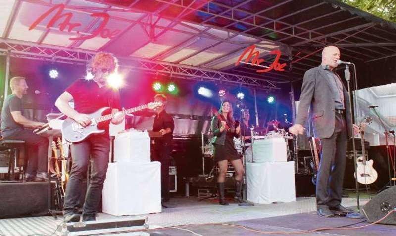 Partystimmung bei Sonnenuntergang: Die Joe-Cocker-Revival-Band „Mr. Joe“ trat das erste Mal beim Walsroder Mittwoch auf und spielte sich direkt in die Herzen der zahlreichen Zuschauer.  Foto: sta 