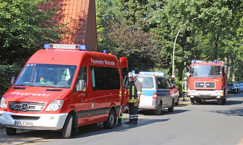 Brandanschlag auf Friedhofskapelle: Polizei und Feuerwehr rückten am Vormittag zum Friedhof in der Saarstraße aus (Bild: ei). 