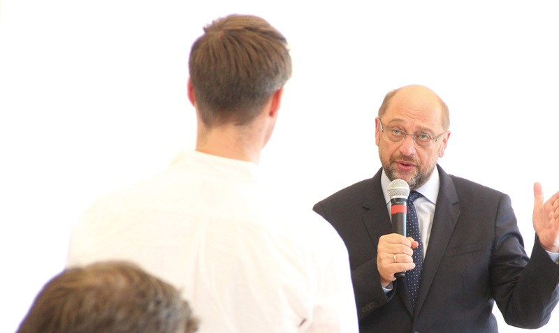Ein willkommener (Wahlkampf-)Termin: Martin Schulz fühlte sich im Kreis der Schneverdinger KGS-Schüler sichtlich wohl.