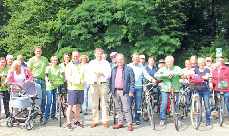 1300 Unterschriften: Den Übergabetermin für die Listen zum Bau eines Radweges nach Benzen nahmen Einwohner zum Anlass, eine Radtour zum Kreistag nach Bad Fallingbostel zu unternehmen.