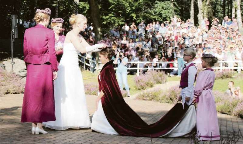 Höhepunkt des Heideblütenfestes: Die ehemalige Heidekönigin Johanna Rosebrock übergab die Krone an ihre Nachfolgerin Annika Friedrich.    Foto: hbh