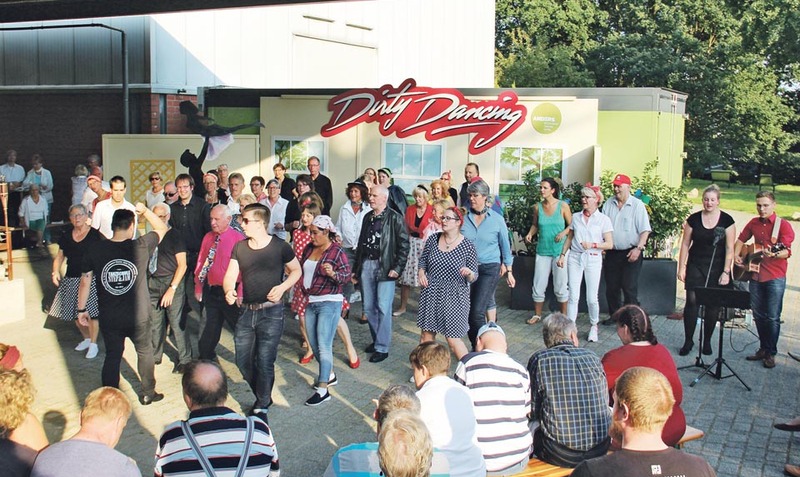 Bunter „Flashmob“: Wer während der NDR Sommertour nicht zum Zuge gekommen war, konnte das Verpasste am Montagabend nachholen. Foto: mä