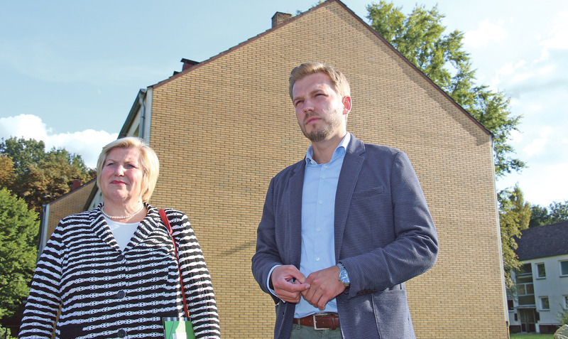 Die niedersächsische Sozialministerin Cornelia Rundt und der SPD-Landtagskandidat Sebastian Zinke besuchen das Sanierungsgebiet 