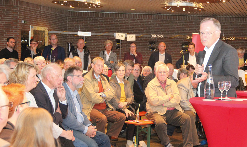 Wahlkampf in ungewohntem Format:  Ministerpräsident Stephan Weil bat die Gäste in der Walsroder Stadthalle am Donnerstag „auf ein Wort“. jr
